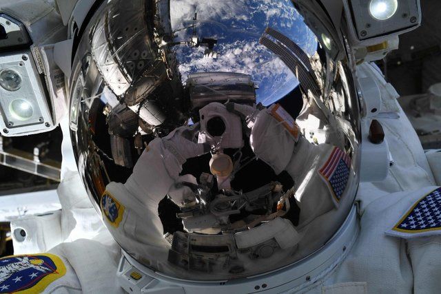 سلفی فضانورد ناسا در فضا + عکس