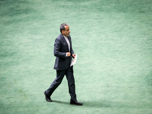 پس لرزه حملات تندروها به عراقچی/ روزنامه همشهری: دقت کنیم از ابتدا قرار همین بود/ پس از آتش‌بس، بنا بر باز شدن مشروط تنگه هرمز بود/ عجیب است!