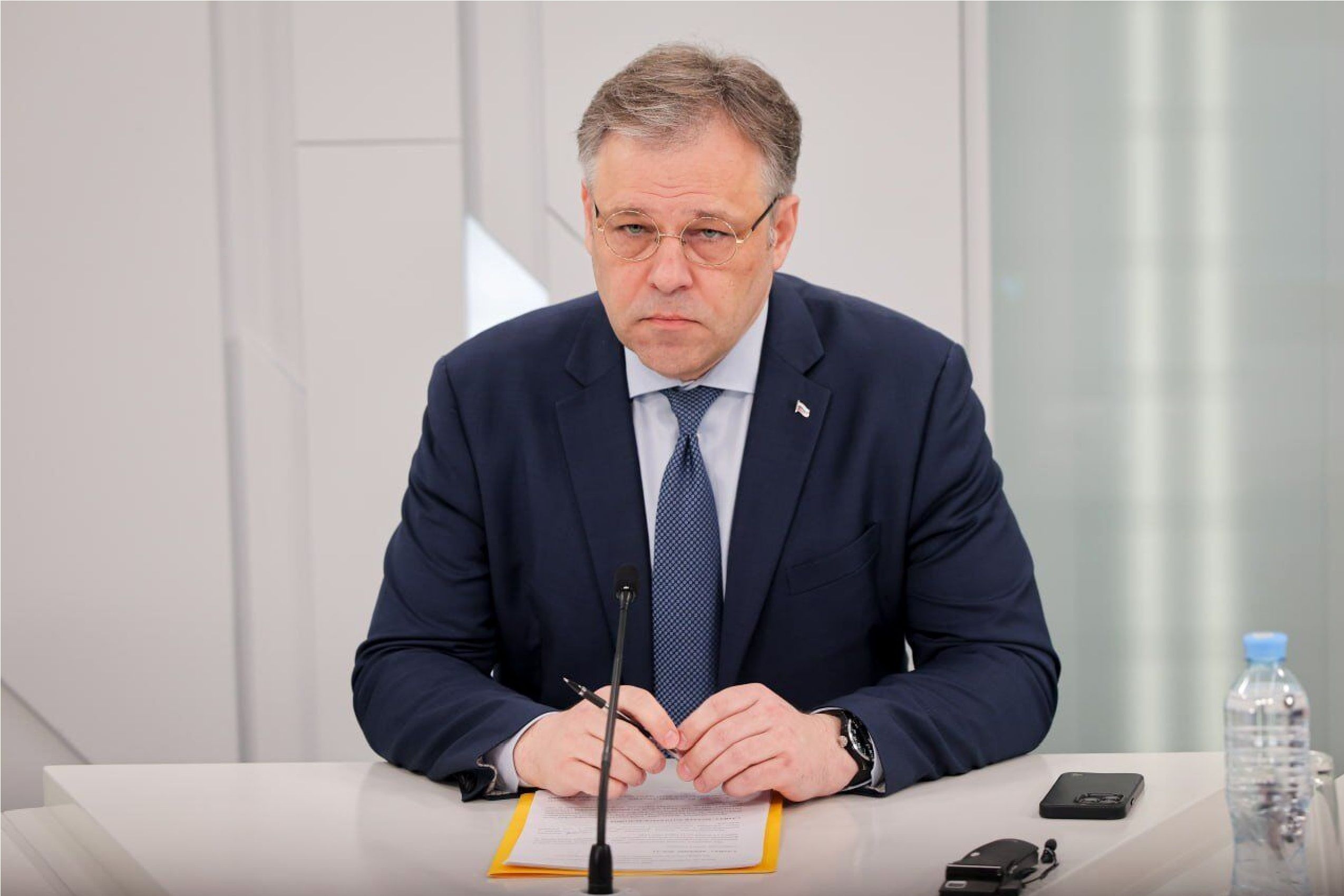 دیپلمات روس: زلنسکی به خوبی می‌داند برقراری صلح به معنی پایان زندگی سیاسی اوست