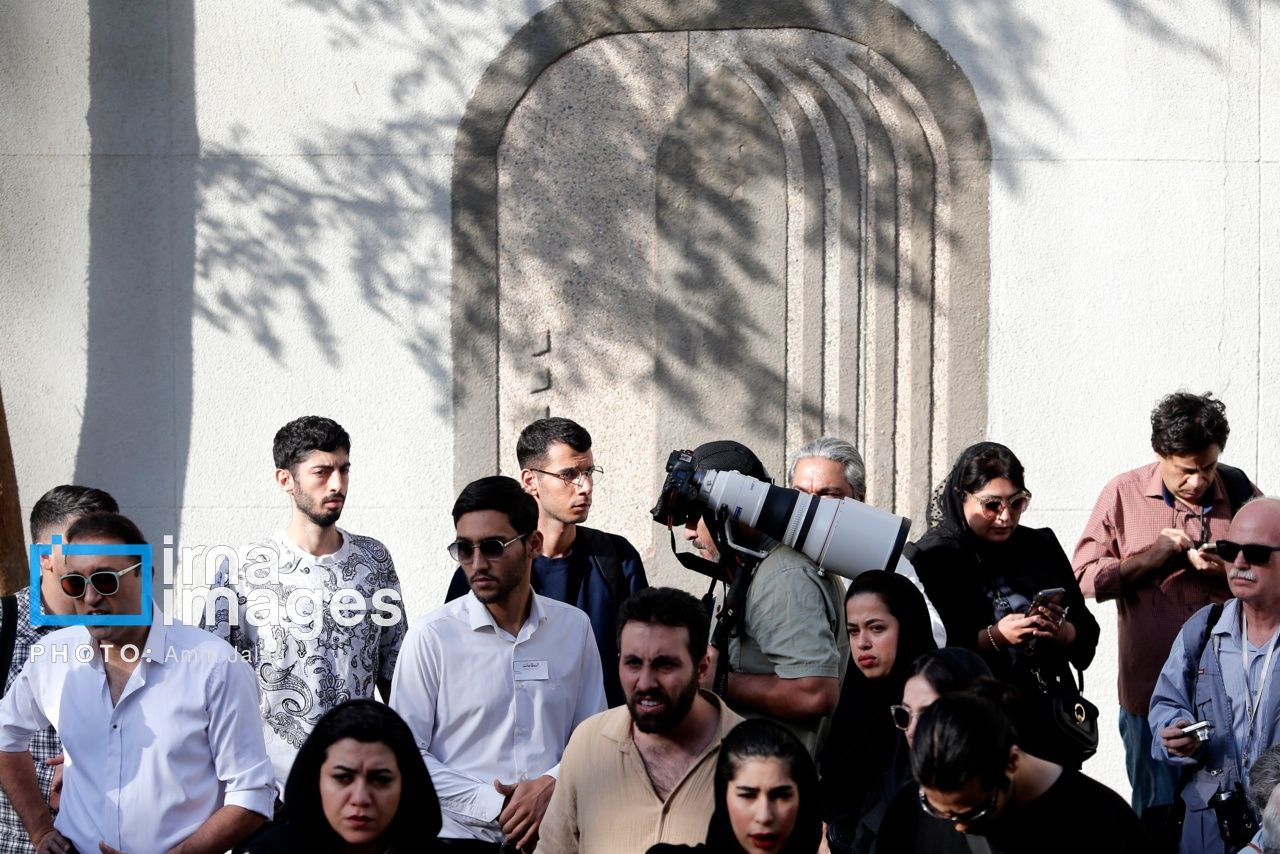 هنرمندان سفیدپوش شدند / چهره های معروف سینما و تلویزیون در مراسم تشییع پیکر ناصر تقوایی + تصاویر 6
