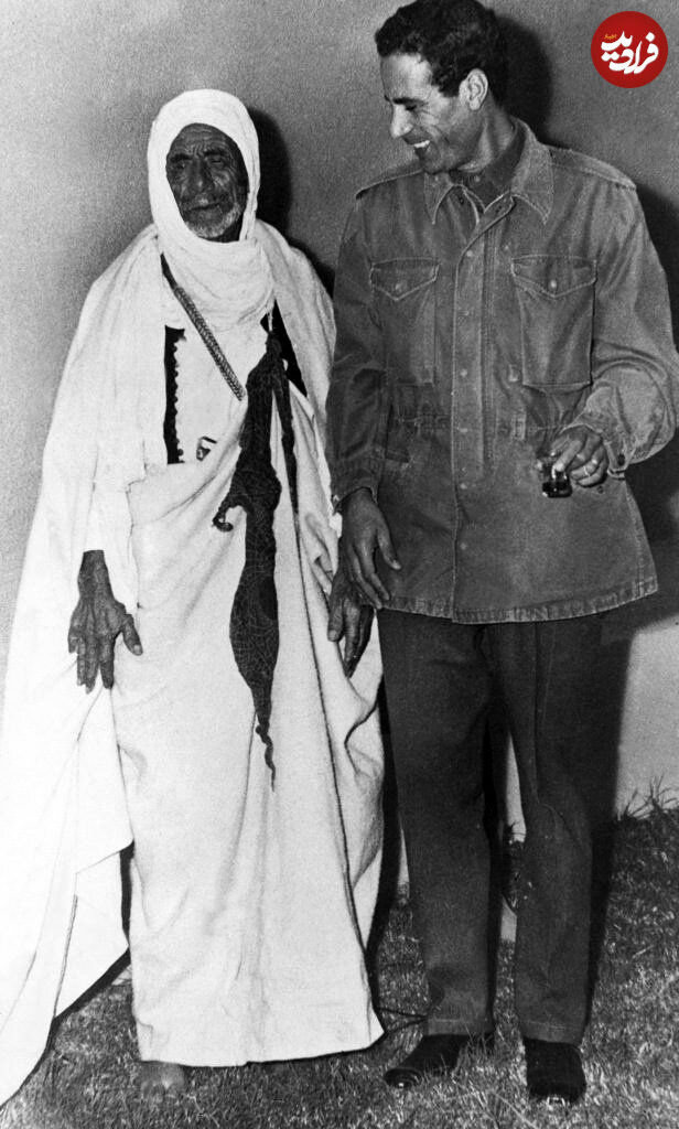 قابی دیده نشده از معمر قذافی در جوانی و در کنار پدرش + عکس 2