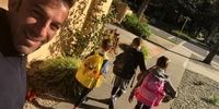 سلفی ایتالیایی محبوب و فرزندانش در راه مدرسه