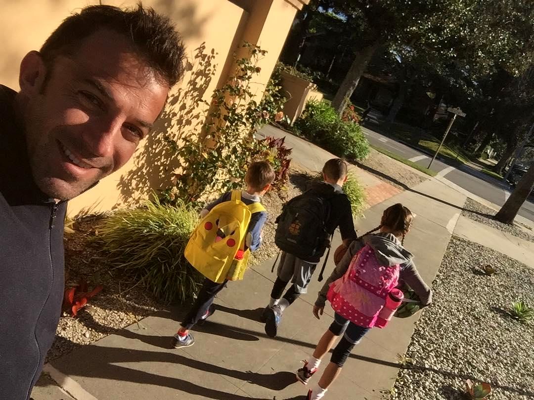 سلفی ایتالیایی محبوب و فرزندانش در راه مدرسه