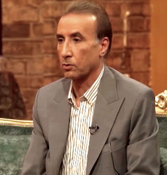 محمدرضا حیاتی 5 سال پیش اسم ابی را در یک برنامه اینترنتی آورد اخراجش کردند؛ حالا در تلویزیون آهنگ او را می خواند!