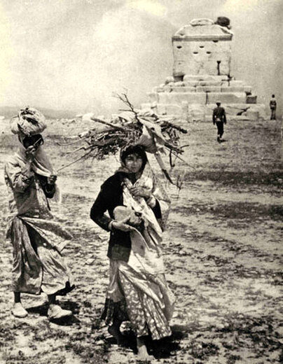قابی از دو زن کنار مقبره کوروش در دوره قاجار+عکس