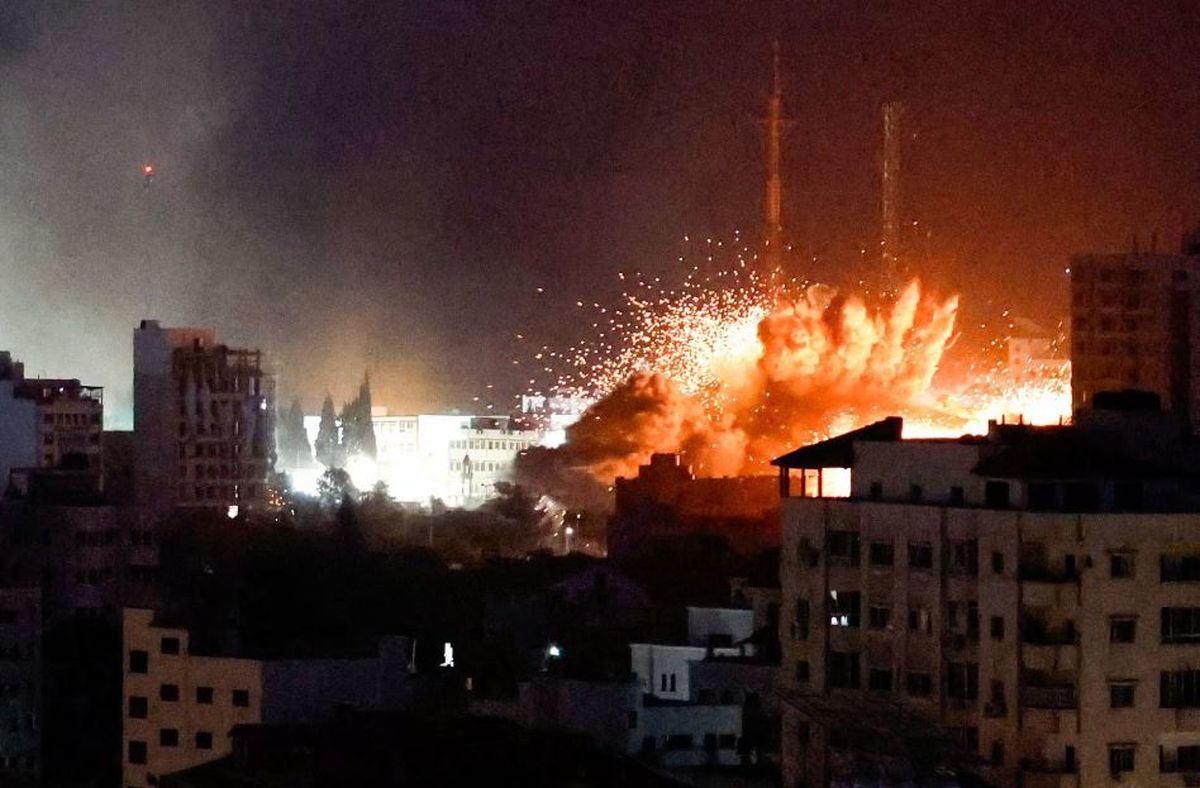اقدام جنجالی اسرائیل/ ریختن اعلامیه بر سر مردم غزه!+ فیلم
