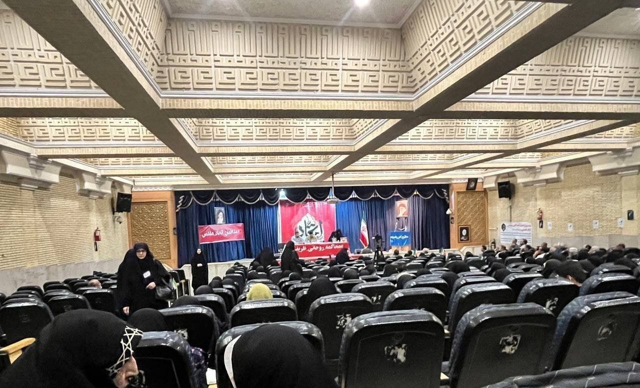 صندلیهای خالی و سخنرانان عجیب همایش محاکمه ظریف و روحانی + تصویر