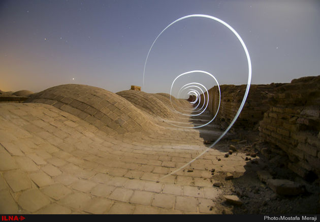 نمای شبانه کاروانسرای دیر گچین، بزرگترین کاروانسرای خشتی گچی ایران در استان قم