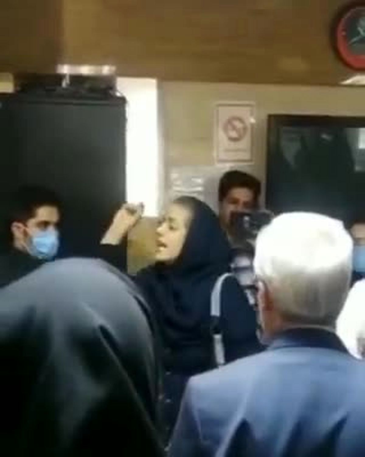 پرستار جنجالی اخراجی از ایران رفت/ عکس
