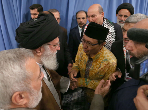 تصاویر دیدار مسئولان نظام، مهمانان کنفرانس وحدت و سفرای کشورهای اسلامی با رهبری