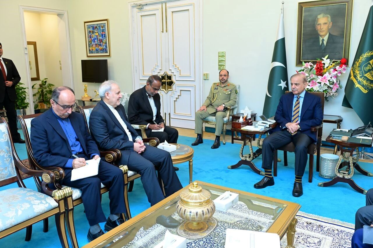 دیدار سفیر ایران در پاکستان با نخست وزیر این کشور + فیلم