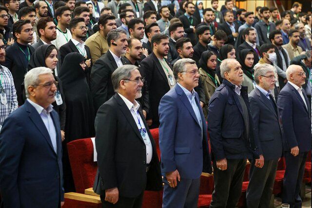 عکسی از حضور پزشکیان در مراسم روز دانشجو