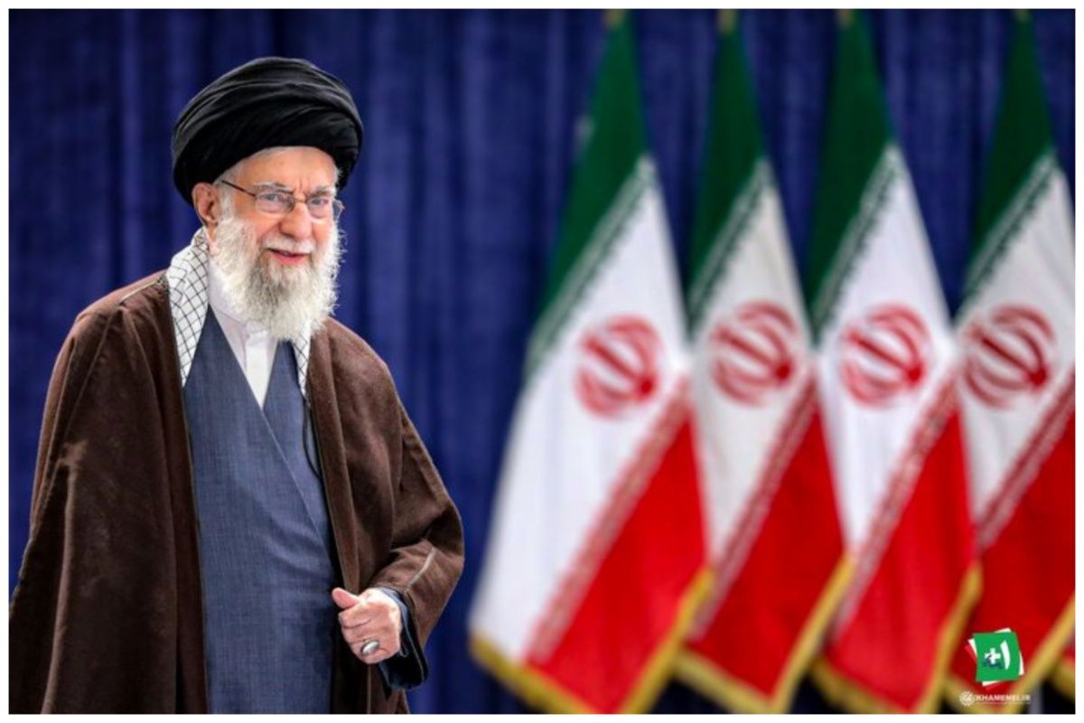 ماجرای گفتگوی خبرنگار آمریکایی با آیت‌الله خامنه ای در جریان سفر به آمریکا/ زبان فارسی باید در سازمان ملل طنین‌انداز شود