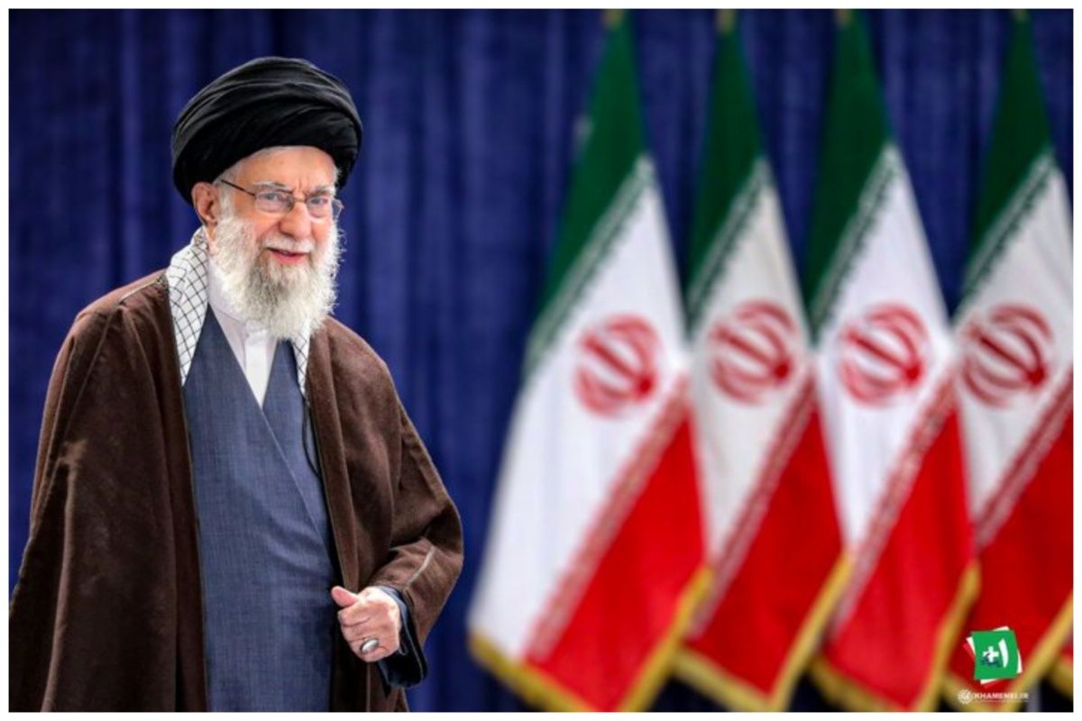 رهبر انقلاب اسلامی رای خود را به صندوق انداختند + فیلم