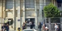 به این آقا وام ندادند؛ در بانک را روی کارمندان قفل کرد!