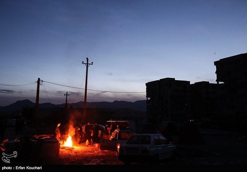 جلوه‌ای از «انقلابی» بودن یک خانواده کرمانشاهی در غوغای پس از زلزله + عکس