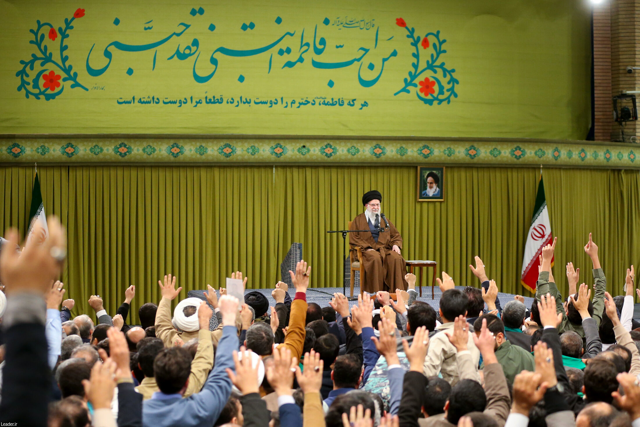 رهبر انقلاب : کمبودها زیاد است اما کشور در حال حرکت و پیشرفت است | آرایش تبلیغاتی و رسانه‌ای در برابر تلاش دشمن برای تسخیر دل ها و مغزها لازم است تغییر کند 