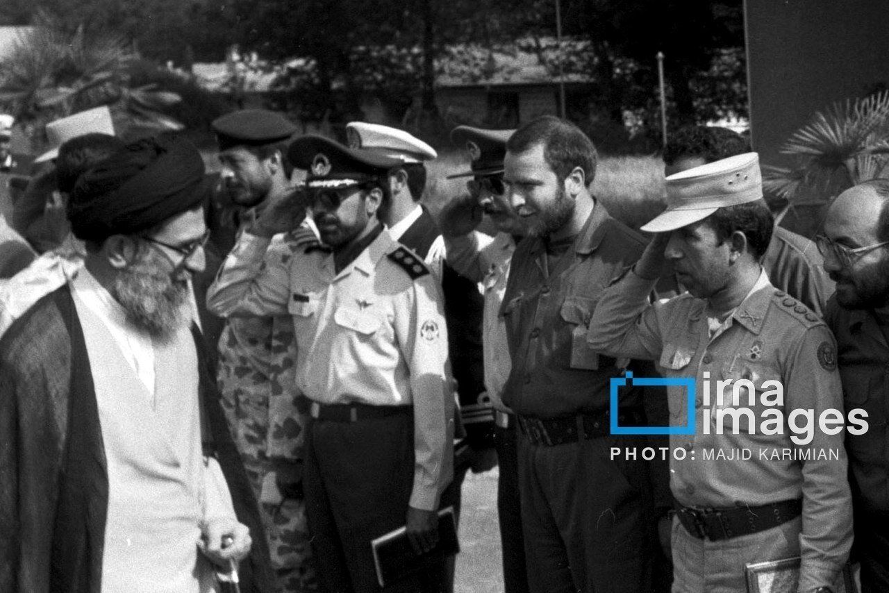 تصویری از رهبر شهید در حال نصب مدال افتخار بر سینه شهید سلیمانی/ قالیباف در لباس پاسداری در حضور رهبر شهید