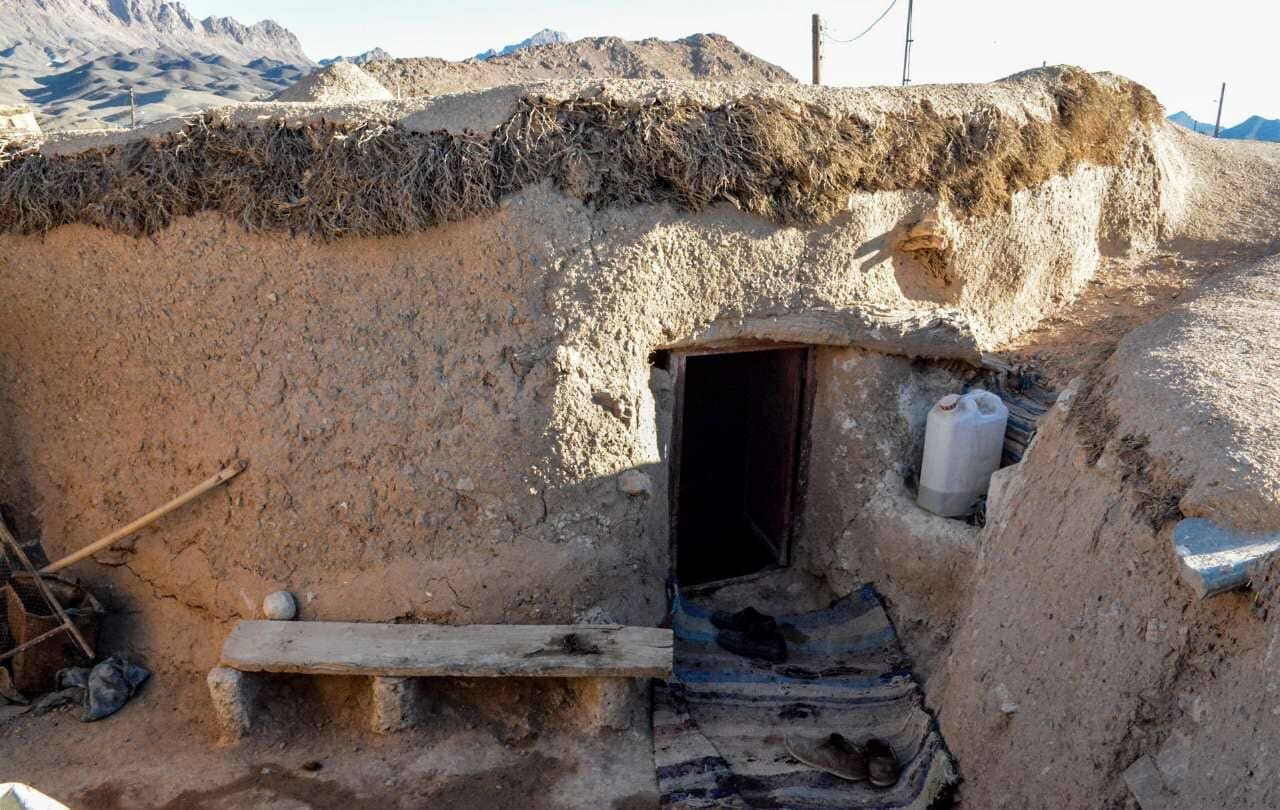 روستای عجیب خراسان جنوبی که اهالی آن قد کوتاهی دارند/ عکس