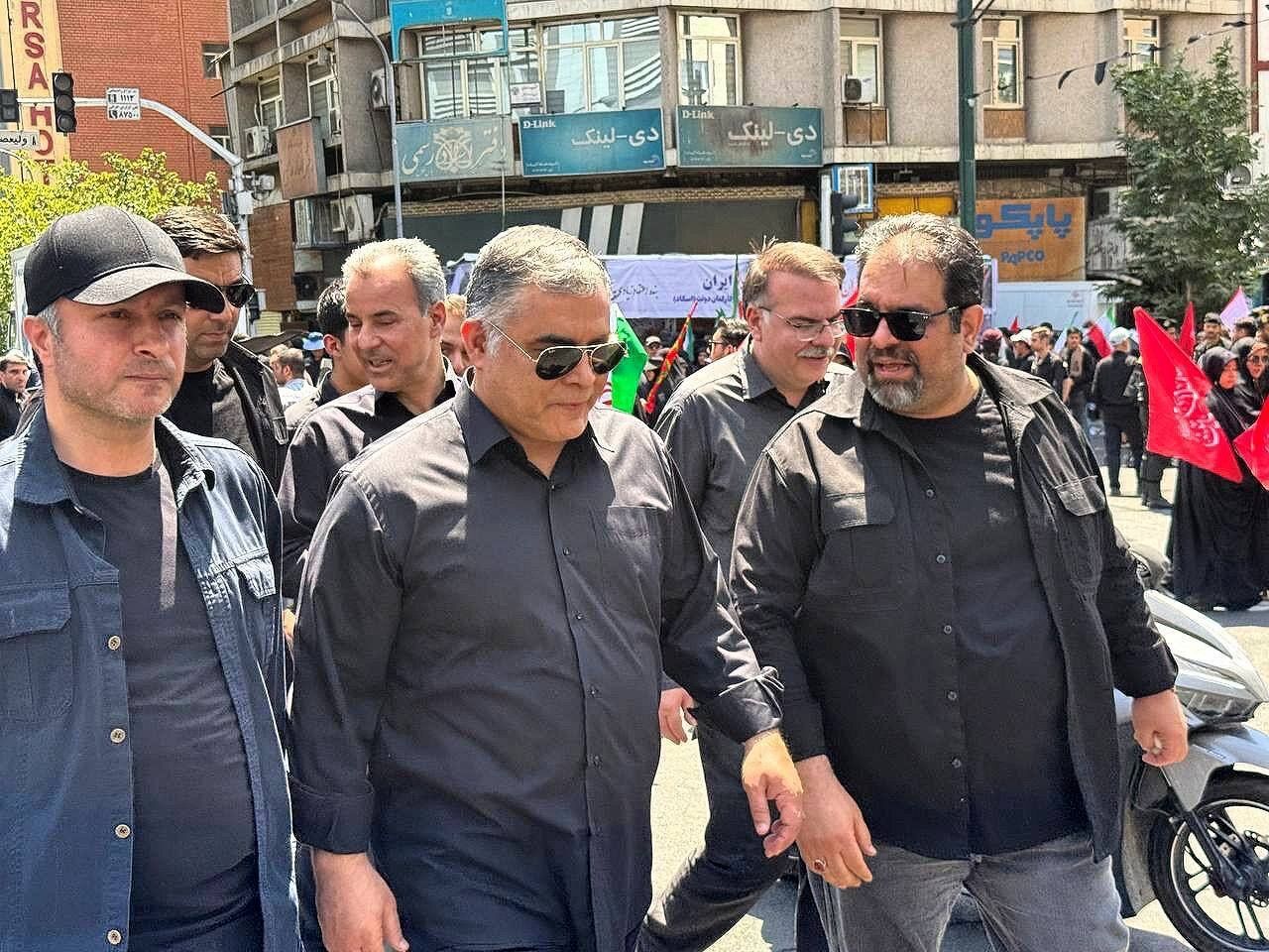 حضور وزرای تعاون، راه و نفت در مسیر تشییع پیکر امام شهید | عکس