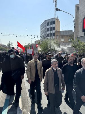 اولین تصاویر از محمود احمدی نژاد بعد از جنگ/ او در مراسم تشییع رهبر شهید حضور یافت