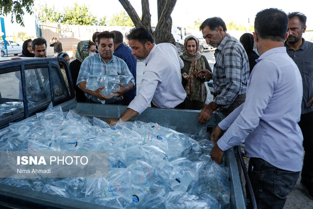 تصاویر غم‌انگیز از توزیع کیسه های آب آشامیدنی در شهرکرد!
