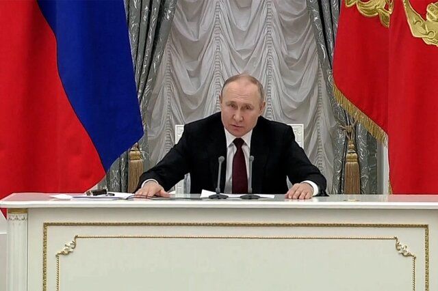 پوتین  قرارداد الحاق دونتسک و لوهانسک به روسیه را امضا می کند