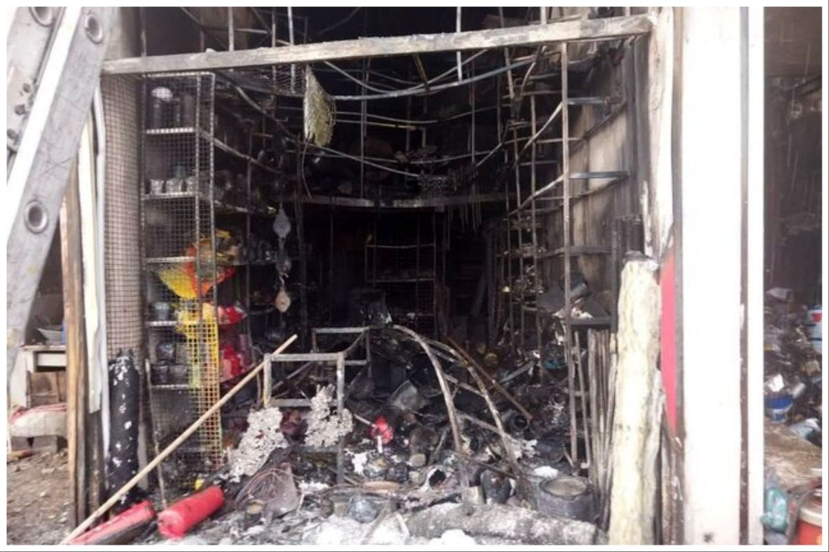 مهار یک آتش‌سوزی در این شهر/3 مغازه طعمه شعله‌ها شدند+عکس