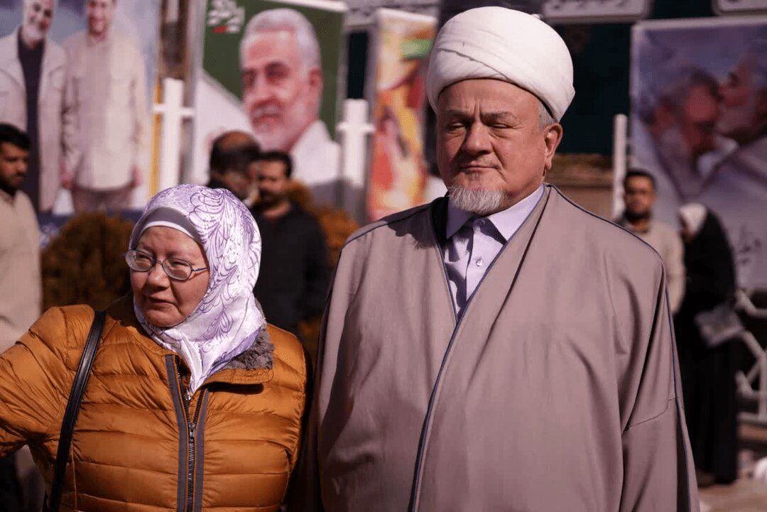 زائران روسی بر سر مزار حاج‌ قاسم سلیمانی + عکس