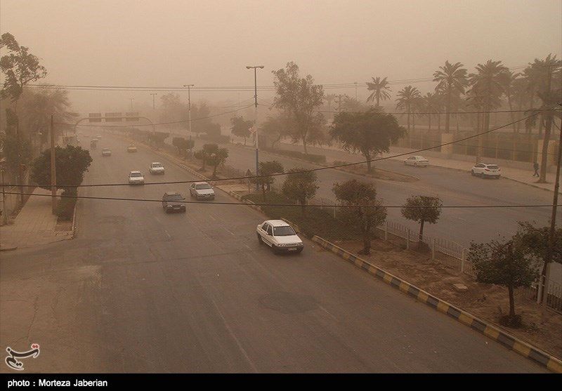 کارخانه‌ها،مازوت می سوزانند، خودروسازان وسایل نقلیه آلاینده می سازند ؛ دولت می گوید مردم مقصر آلودگی اند!

