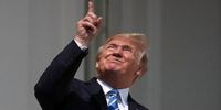 دونالد ترامپ در حال تماشای خورشیدگرفتگی بدون عینک محافظ! + عکس