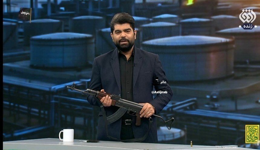 شب گذشته در بسیاری از برنامه‌های صداوسیما، مجریان با تفنگ حاضر شدند!