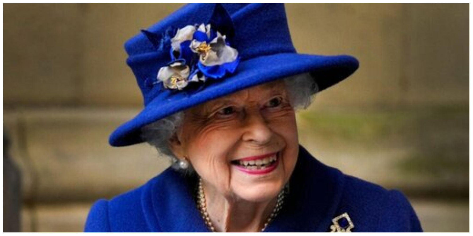 نیمه‌برافراشته شدن پرچم‌های بریتانیا در کاخ باکینگهام در پی فوت ملکه انگلیس+فیلم