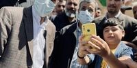 هجوم دوستداران احمدی‌نژاد برای سلفی گرفتن با او+عکس‌ها