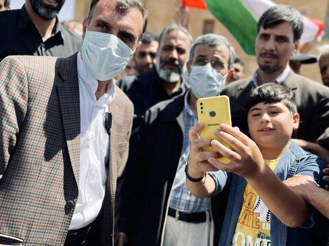 هجوم دوستداران احمدی‌نژاد برای سلفی گرفتن با او+عکس‌ها