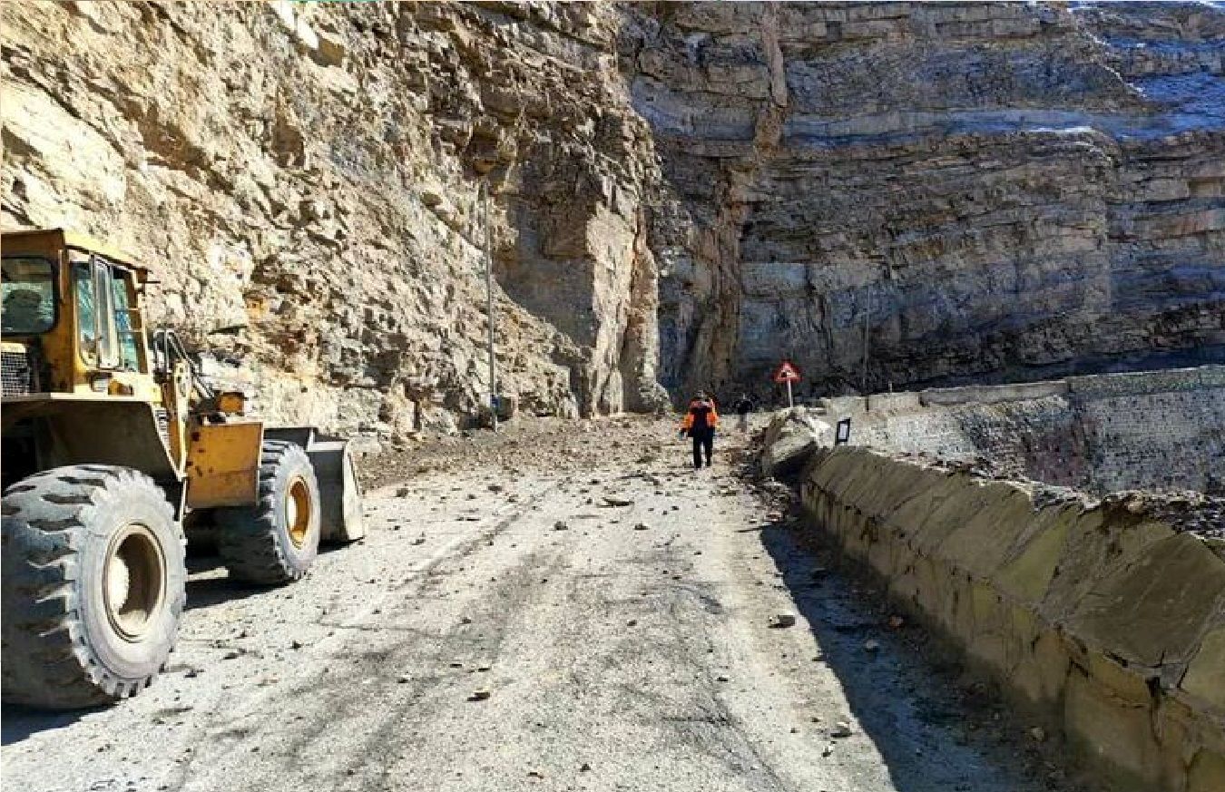 سقوط سنگ در محور کندوان روی پژو پارس حادثه آفرید