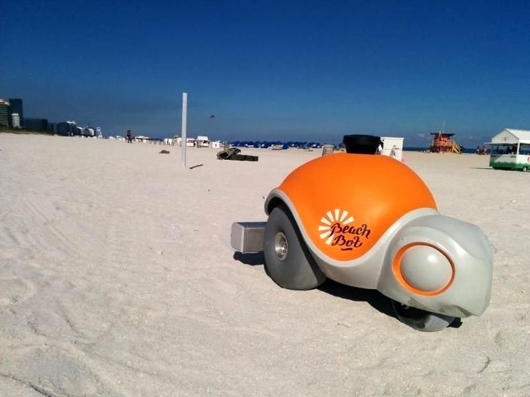 روباتی که در ساحل نقاشی می‌کند