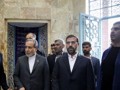 حضور عراقچی در آرامگاه‌های سعدی و حافظ + عکس