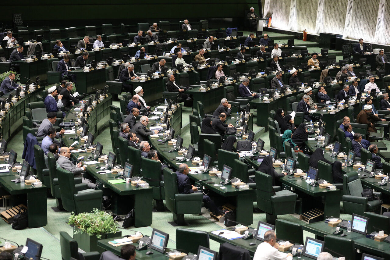 جدال دولت و مجلس بر سر یک فیش حقوقی 200 میلیونی/ احمدنیا از خضریان شکایت کرد/ ماجرا چه بود؟