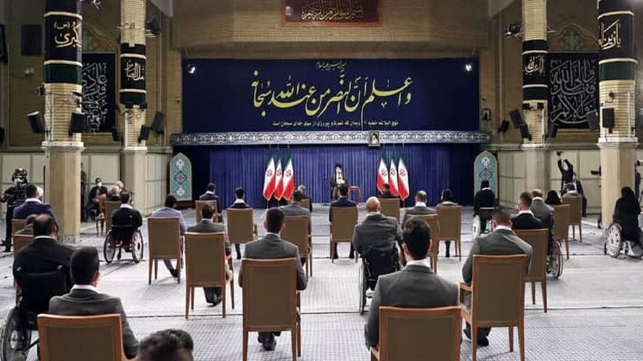 ترجمه کتیبه نصب شده در دیدار مدال‌آوران ایران با رهبر انقلاب