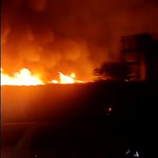 حریق در شهرک صنعتی آبادان / کارخانه تولید مواد پلاستیک طعمه آتش شد