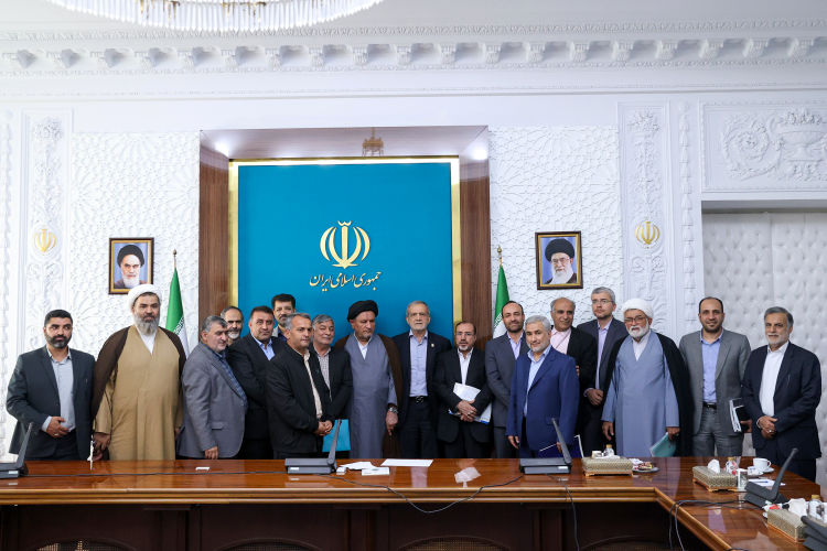 انتقاد پزشکیان از مخالفت در برابر کوچک کردن نظام اداری / باعث کندی و ناکارآمدی شده، در چابک کردن این ساختار کمک کنید
