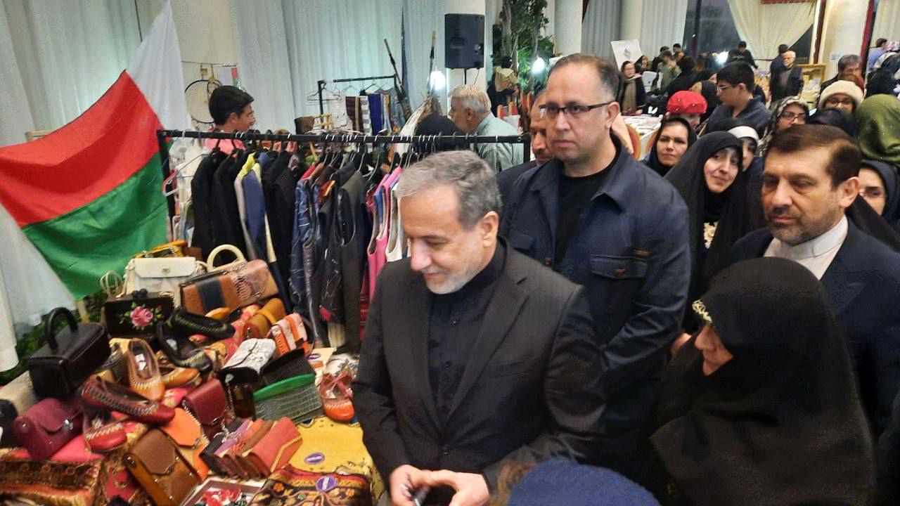تصاویری از بازدید عراقچی از یک بازارچه خیریه 4