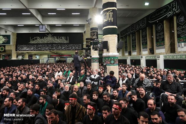 عزاداری شب عاشورا در حسینیه امام خمینی با حضور رهبری، قاسم سلیمانی، مقتدی صدر، احمدی‌نژاد