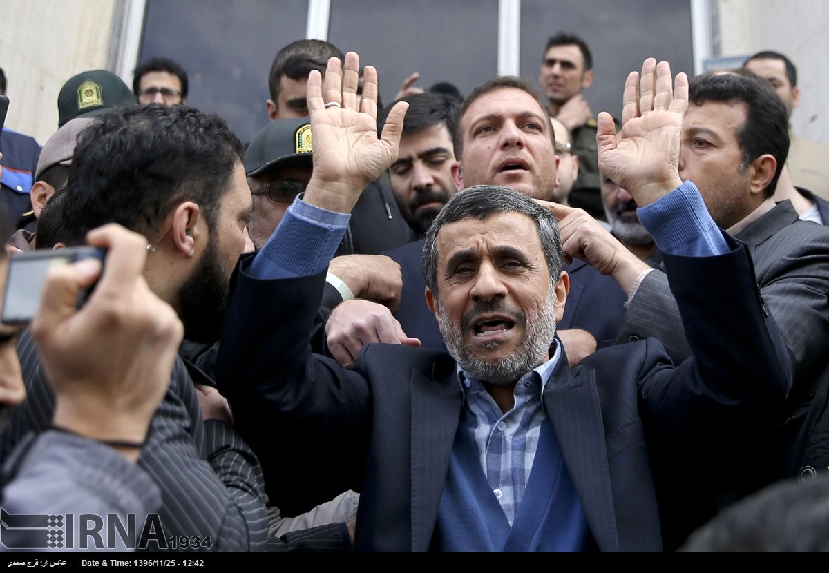 جنجال سازی احمدی نژاد در برابر دادگاه بقایی + عکس