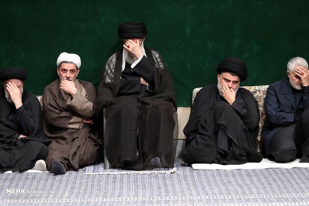عزاداری شب عاشورا در حسینیه امام خمینی با حضور رهبری، قاسم سلیمانی، مقتدی صدر، احمدی‌نژاد