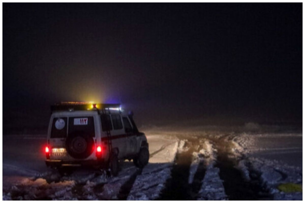 50 خودرو در زنجان گرفتار کولاک برف شدند