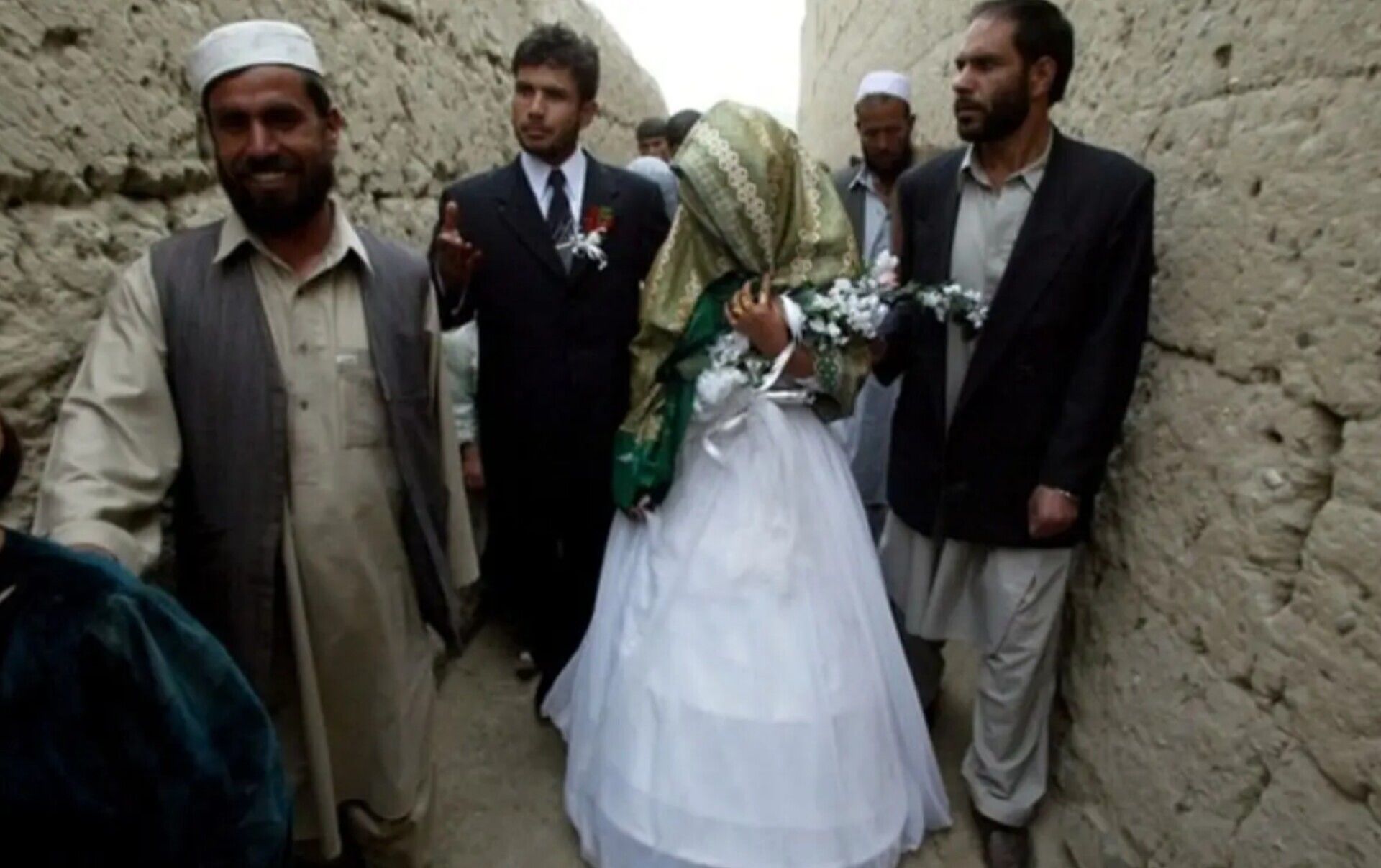 موافقان و مخالفان قانونی شدن ازدواج ایرانی - افغانی | مهاجران افغان حق مالکیت مسکن پیدا می کنند؟ 