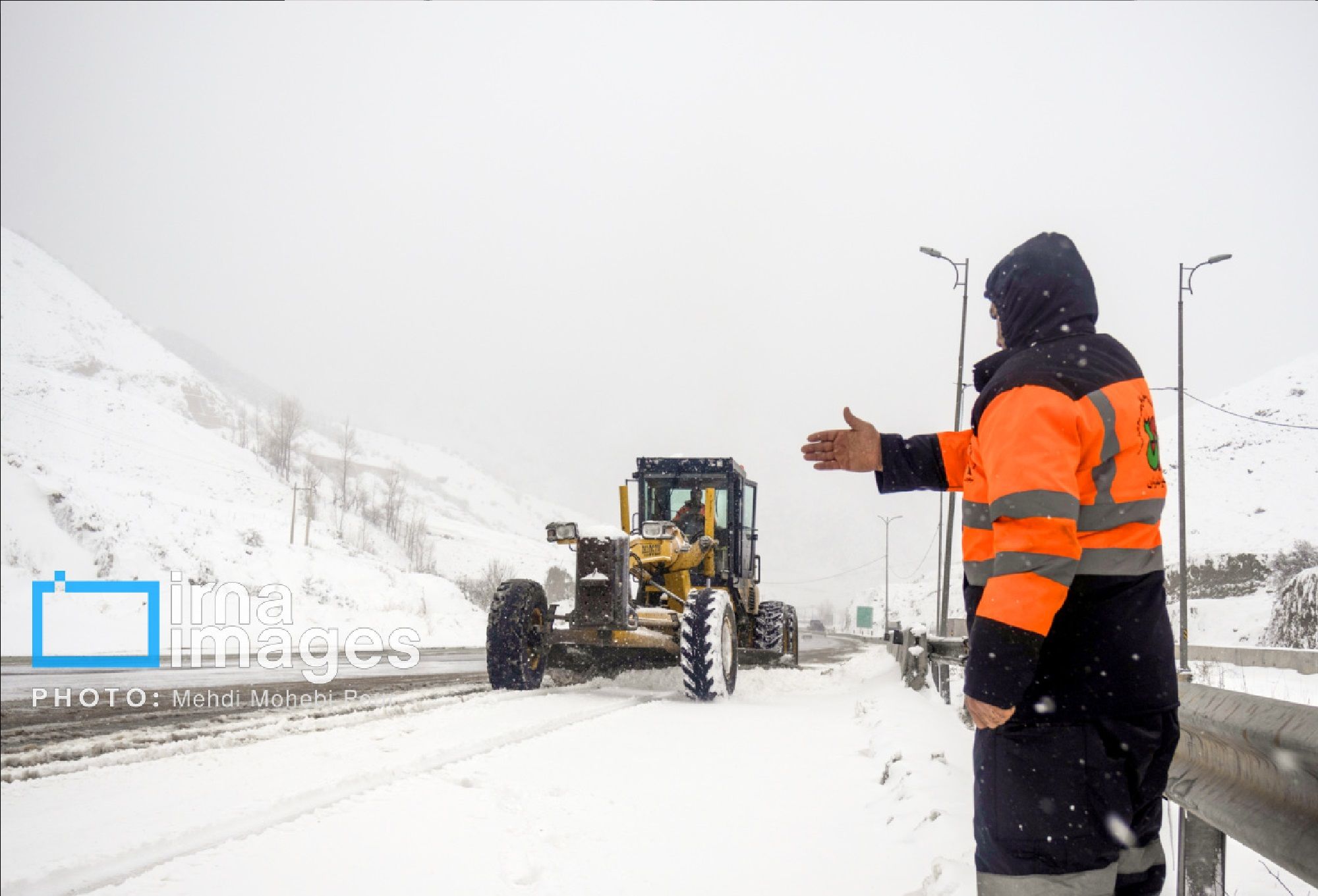 برف و باران و یخبندان در جاده‌های ۲۳ استان کشور 