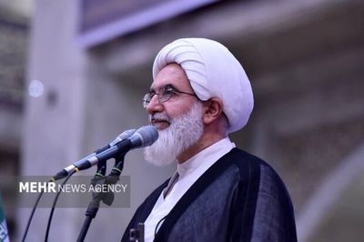 امام جمعه تهران: تا زانو زدن دشمن را نبینیم دست از سرش بر نمی داریم/ دشمن شکست مفتضحانه خورده اما ادبیات باخت را هم بلد نیست